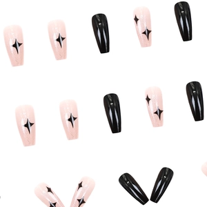 Faux ongles cercueil longs avec finition noire brillante et motif étoile à paillettes