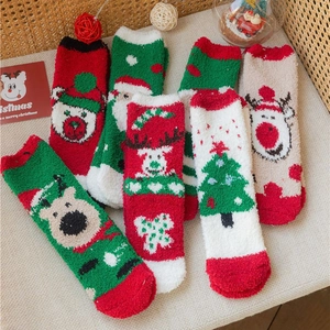 Chaussettes de Noël épaisses en polaire corail avec motifs festifs dans un décor chaud