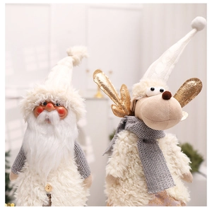 Dettaglio di Babbo Natale e renna in peluche con pelliccia sintetica bianca e paillettes