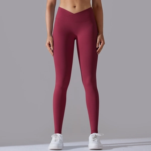 Dettaglio dei leggings da yoga bordeaux senza cuciture con vita alta a incrocio da donna