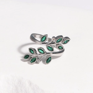Détail de la bague branche argentée avec des pierres feuilles vert émeraude marquise