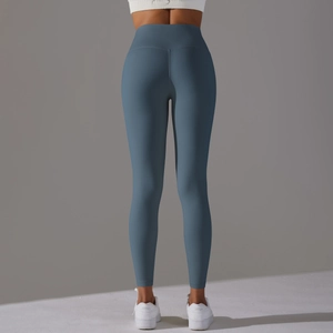 Détail du legging de yoga taille haute avec effet push-up fessier et tissu bleu mat