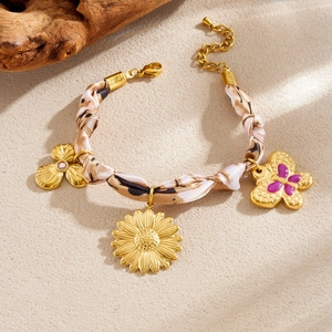 Bracelet chaîne dorée bohème avec ruban imprimé léopard et breloques papillon fleur