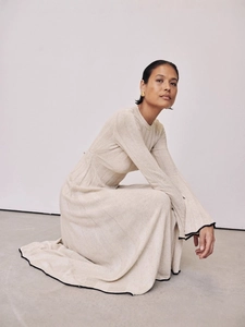 Robe en maille ajustée élégante à manches longues et bordures contrastées noires en beige