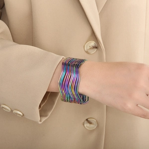 Details der regenbogenfarbenen Beschichtung auf gewellten Titanstahl-Armbändern