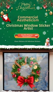 Detail eines UV-bedruckten Weihnachts-Fensteraufklebers mit roter Schleife und Tannenzweig
