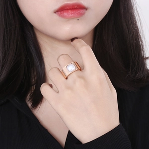 Elegante anello geometrico largo in oro rosa con intarsio in madreperla bianca da donna