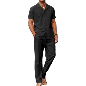 Casual heren set bestaande uit een zwart shirt met korte mouwen en een lange broek