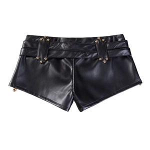Makrodetail schwarzer PU-Ledershorts mit goldenen Metallnieten und breitem Gürtel