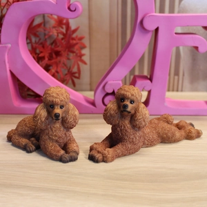 Set di figurine realistiche di barboncino marrone per decorazione casa e auto