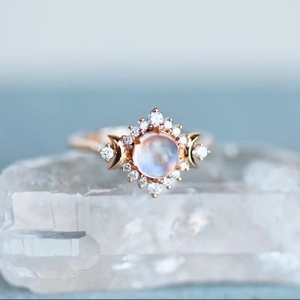 Bague vintage en or rose avec pierre de lune et motifs de déesse du soleil lune et étoiles