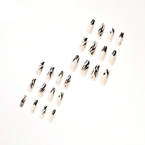 24 faux ongles cercueil longs rose nude avec motifs flammes noires et petits strass