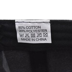 Detail des Pflegeetiketts mit 80% Baumwolle und 20% Polyester auf der Baseballkappe