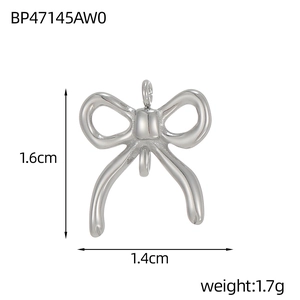 Macro d'un pendentif nœud argenté avec dimensions 1,6x1,4cm et poids de 1,7g pour bijoux