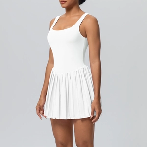 Vue latérale d'une robe de tennis blanche plissée sans manches à coupe athlétique