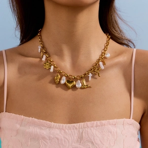 Collier chaîne dorée avec perles baroques et breloques en forme de cœur et de coquillage