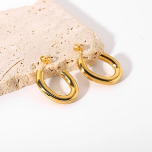 Boucles d'oreilles créoles C en acier doré 18K sur un socle en pierre naturelle