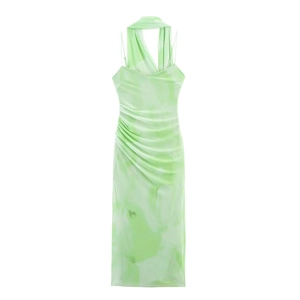 Détail d'une robe mi-longue dos nu verte avec fronces latérales et fini satiné