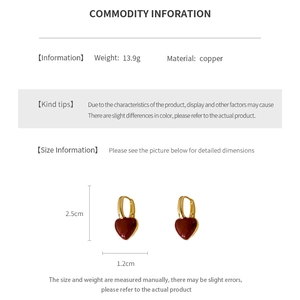 Détail de boucles d'oreilles cœur en émail rouge plaqué or cuivre, 13,9g