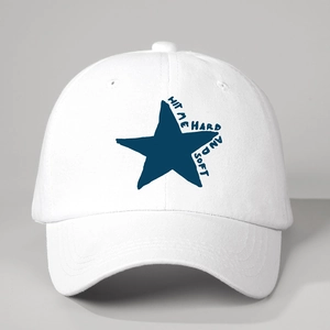 Détail de la casquette en coton blanc avec étoile bleue et imprimé Hit Me Hard and Soft