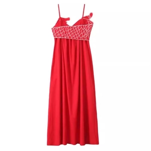 Robe longue rouge à fines bretelles avec broderie d'écailles de poisson blanche au buste