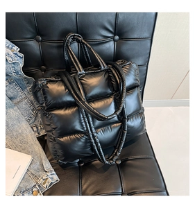 Dettaglio della borsa tote trapuntata nera realizzata in nylon impermeabile di lusso