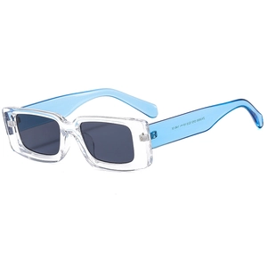 Occhiali da sole quadrati con montatura chiara, lenti grigie e stanghette blu alla moda