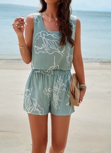 Dettaglio del set casual verde menta stampato con top senza maniche e pantaloncini da spiaggia