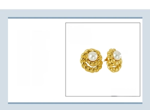 Macro detail of 18K gold plated stainless steel twisted pearl earrings 25x23mm
