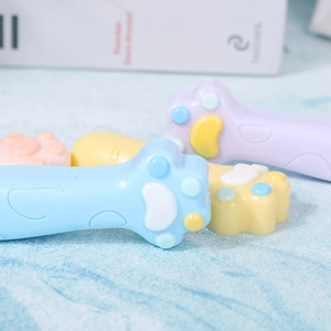 Dettaglio macro di stampi in silicone a forma di zampa di gatto per creazioni in resina