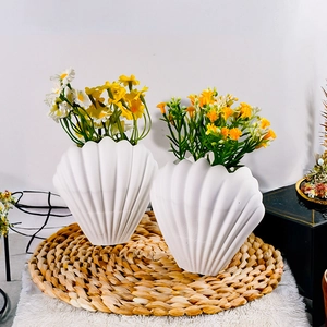 Elegant shell-shaped vase set with vertical rib textures and artificial daisy flowers