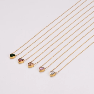 Colliers cœur en zircon de cinq couleurs avec des chaînes dorées polies