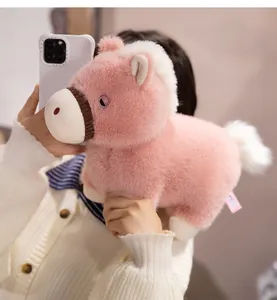 Vue détaillée d'un poney en peluche rose doux avec des détails de crinière blancs