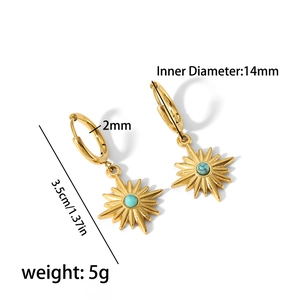 Detailansicht der 18K Gold Edelstahl-Ohrringe mit Sternenmotiv und Maßangaben im Bild