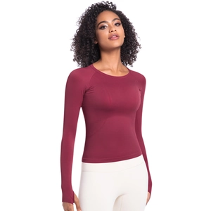 Dettaglio del top sportivo bordeaux con maniche raglan e fori per i pollici per fitness