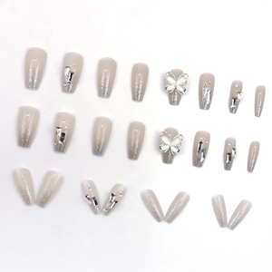 Unghie finte a ballerina con farfalle argento, sfumature glitterate e brillantini
