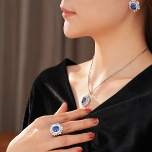 Dettaglio del set di gioielli vintage con pietre blu ovali e pavé di diamanti