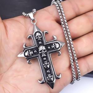 Gothic Totenkopf Kreuz Anhänger Halskette aus silbernem Edelstahl in der Hand gehalten