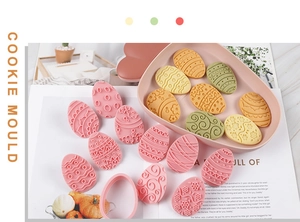 Vista dettagliata delle formine 3D per biscotti a uovo di Pasqua con vari motivi