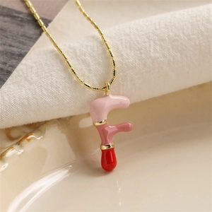 Collier doré avec pendentif lettre F en émail dégradé rose et rouge de style moderne