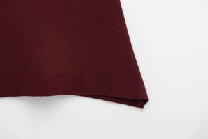 Détail de la texture en maille rouge foncé montrant le tissage dense de haute qualité