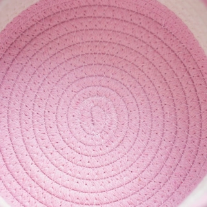 Rosa-weißer Baumwollseil-Aufbewahrungskorb mit Deckel und spiralförmiger Webstruktur