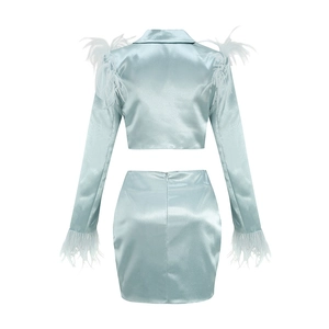 Vue arrière d'un ensemble en satin bleu clair avec plumes aux manches et jupe courte