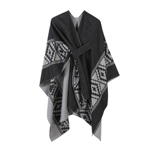 Eleganter schwarz-grau gestreifter Strick-Poncho mit Gürtel und geometrischen Mustern