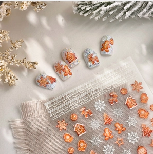 Dettaglio degli adesivi per nail art natalizi con omini di pan di zenzero e fiocchi di neve