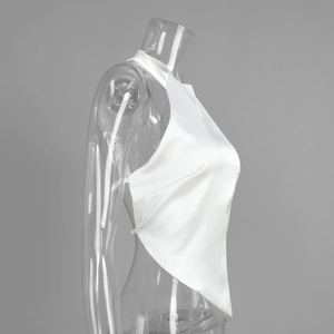 Détail du haut dos nu en satin blanc avec une coupe dos nu et un ourlet bandana irrégulier