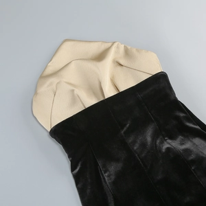 Détail de la couture contrastée entre le velours noir et le cuir beige doux