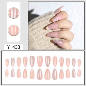 Faux ongles amande de Noël avec dégradé rose pailleté et design french à pois blancs