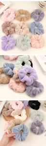 Dettaglio di elastici per capelli in morbido peluche in vari colori Morandi da donna