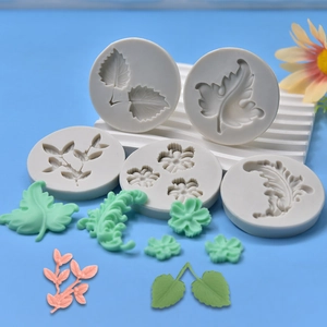 Lot de 5 moules en silicone fleurs et feuilles avec exemples de créations en pâte